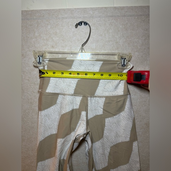Aerie Chill Play Move High Waisted Geometic White Beige Tan Legging Size Small - Picture 6 of 11